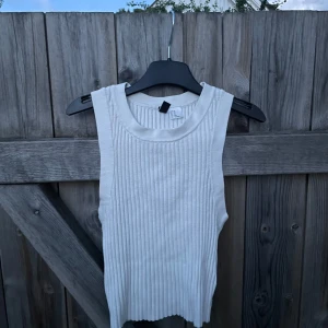 Vit linnetopp från H&M - Säljer en vit ribbad linnetopp från H&M med rund halsringning och ärmlös design. Toppen har en tight passform och är tillverkad i mjuk bomullsmix, perfekt för varma dagar eller lager på lager. Enkel och stilren look som funkar till allt. Är väldigt snygg med jeans. Priset går att diskutera ☺️🫶
