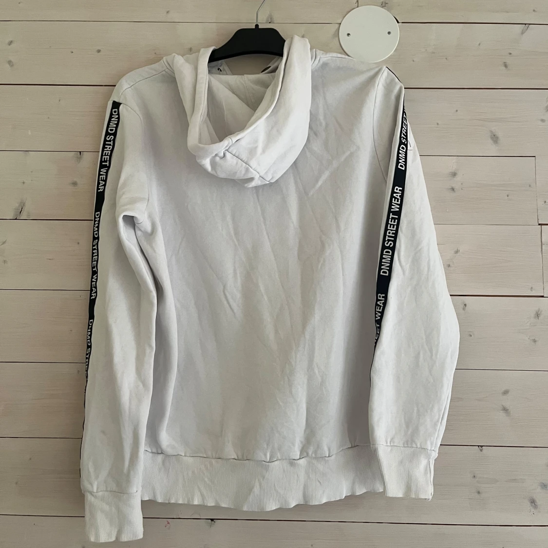 Vit hoodie från Denim Day med tryck - 4