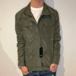 Lawrence Grey Jacka (NY) - Extremt snygg och stilren, helt perfekt till sommaren | Strl - M | Skick - SPRILLANS NY (tags kvar) | Nypris - ca 2200kr | Pris ej hugget i sten | För ytterligare frågor är det bara att skriva 🗣️