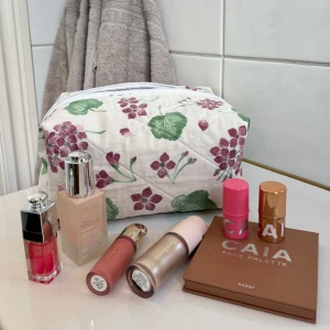 Handgjord necessär - Handgjord necessär som jag har sytt själv💕 Det är den stora modellen och är väldigt rymlig💌✨ Blommigt tyg på utsidan med ett vitt tyg på insidan, samt en vit dragkedja😚💗