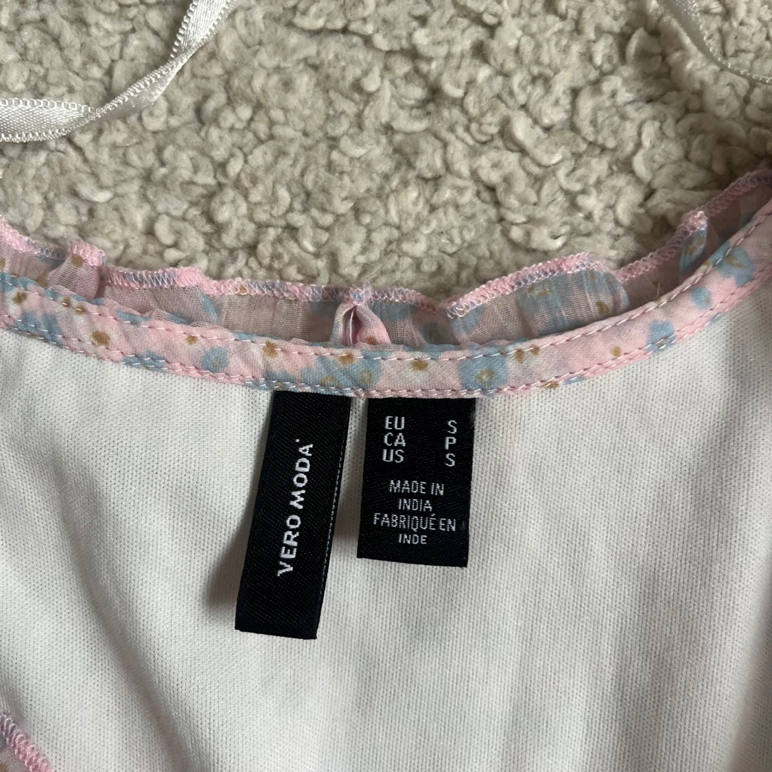 Pastellblommig kortklänning med volanger från Bikbok - 4