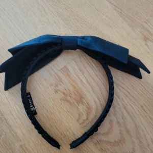 heart e rosett hårband - Den ser liten ut men den är stretchig. Svart färg