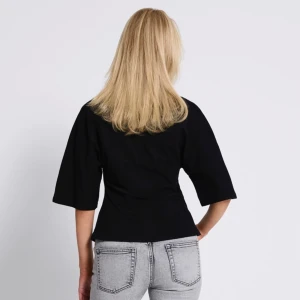 Svart topp - Säljer denna svarta T-shirt toppen från lager157 i modell ”emmie” 💕 den är tajt nertill och pösigare upptill! Använd få ggr, ge gärna prisförslag 🙂