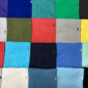 Färgglada t-shirts från Polo Ralph Lauren - Säljer ett gäng klassiska t-shirts från Polo Ralph Lauren i olika färger som blå, grön, röd, gul, grå och svart. Alla har den ikoniska broderade hästloggan på bröstet. T-shirtsen är kortärmade och gjorda i mjuk bomull, perfekt för en chill och stilren look. 350kr/St.