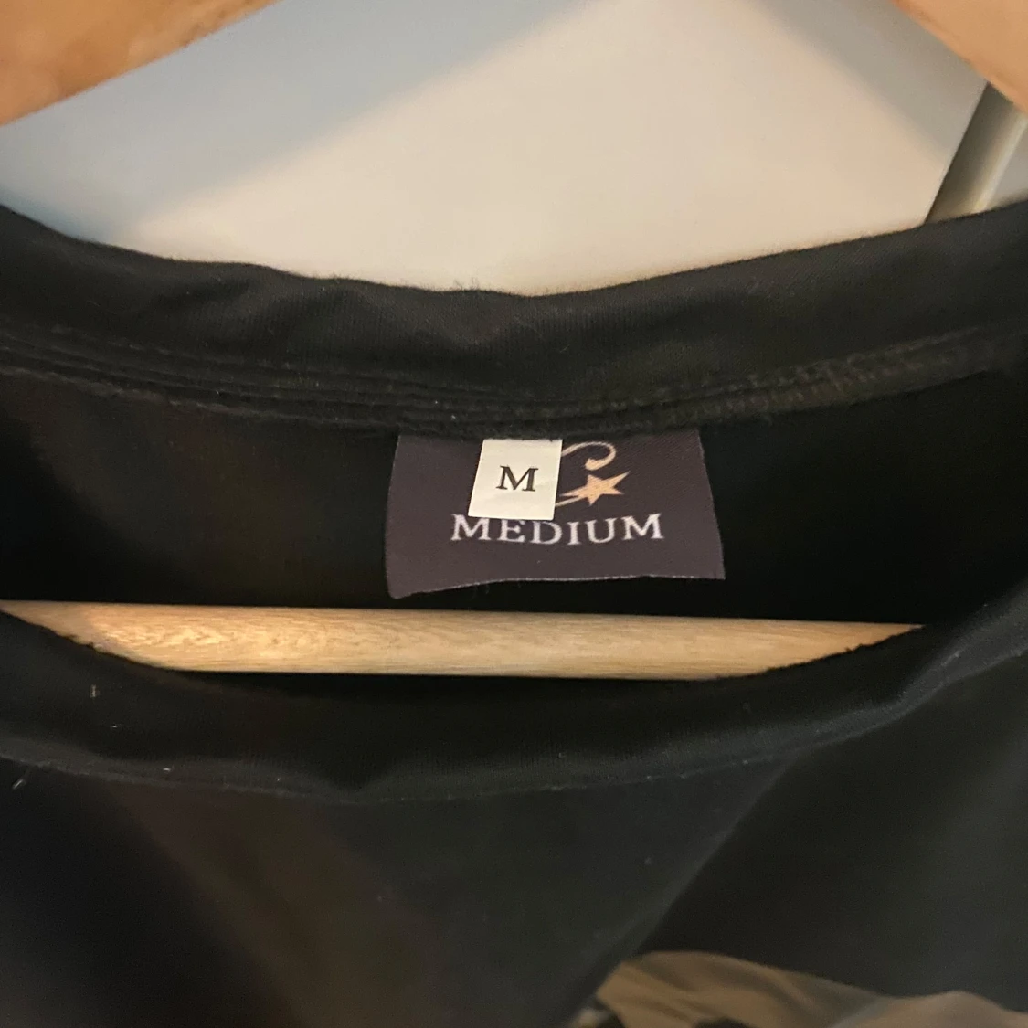 Svart t-shirt med grått tryck, M - 2