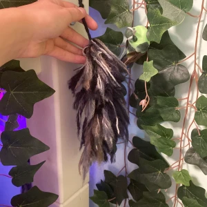 Grå och svart svans - Egengjord svans i svart och grått, ett grönt hänge högst upp medföljer men det går att ta av och byta 