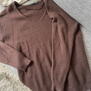 Brun stickad v-ringad tröja - Mysig brun stickad tröja från Lager 157 med v-ringning och lång ärm. Tröjan har en lite lösare passform och är perfekt för lager-på-lager. Materialet är mjukt och ger en chill vibe till din outfit. Tröjan är i sig lite oversized❣️