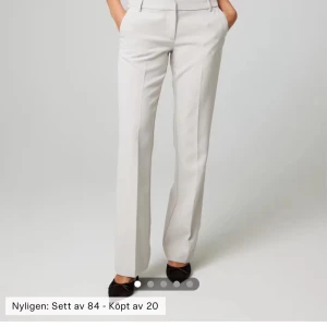 Beige kostymbyxor från Bik Bok - Snygga beige kostymbyxor från Bikbok. Byxorna har hällor för bälte, diskret dragkedja och lowwaist passform. Perfekta för en clean och stilren look, matcha med sneakers eller klackar. Modellen har på sig st 36 som jämförelse. Pris lapp kvar!💗