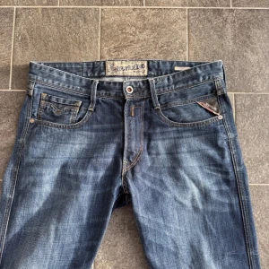 Replay Anbass - Tja! Säljer nu mina Replay Anbass i storleken 32x32! Passformen är slim! Jeansen är i grymt skick och passar på dig från 175-185cm! 🙌🏼Nypriset ligger på över 1600kr och mitt pris är inte hugget i sten så det är bara att höra av dig vid frågor eller funderingar! 🤙🏼✅