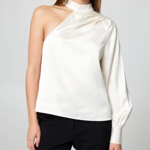 Vit oneshoulder blus i satin - Snygg crémevit blus i satin från bikbok! Använd vid ett tillfälle, nypris 399:-😊
