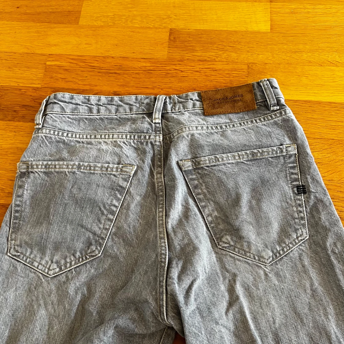 Grå jeans från Jack & Jones custom flared - 3