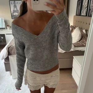 Grå ribbad stickad tröja  - Fin v-ringad stickad tröja!! 