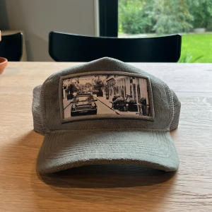 Grå keps från Emilio Pendenza - Emilio pendenza keps som är använd få gånger. Min bror köpte den för samling men slutade o vill sälja den. nytt skick