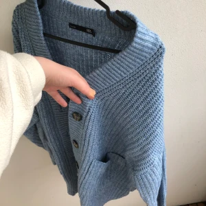 Blå stickad oversize kofta - Fin blå stickad kofta grov ribbstickning, stora knappar framtill och två fickor. Den är oversize modell jätte fin, men kommer ej till användning. Den är s men eftersom den är oversize så passar den ju S till L