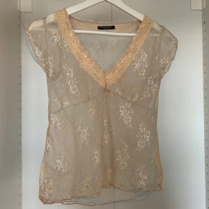 Skimrig rosa/blå topp - Såååå söt skimrig/glittrig sommartopp med rosa och blå mesh. Aldrig snvänd då den är för liten. Strl Xs eller liten S