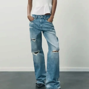 SÖKER!!!! - Söker dessa så snygga jeans från zara. Bara att skriva om någon är intresserad att sälja till mig💗💗gärna i storlek 36