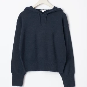 Mörkblå stickad hoodie med huva - Mysig mörkblå stickad hoodie med huva och långa ärmar. Tröjan har en avslappnad passform och ribbade muddar vid ärmslut och nederkant. Perfekt för lager-på-lager och chill dagar. Gina Young så den är som en xs lite kortare men skit snygg❤️😘 nypris 250kr