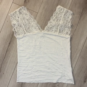 vitt linne med spets - Supersöt vit linnetopp med spets😍