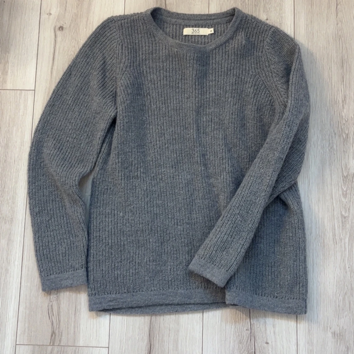 Grå stickad tröja - 1