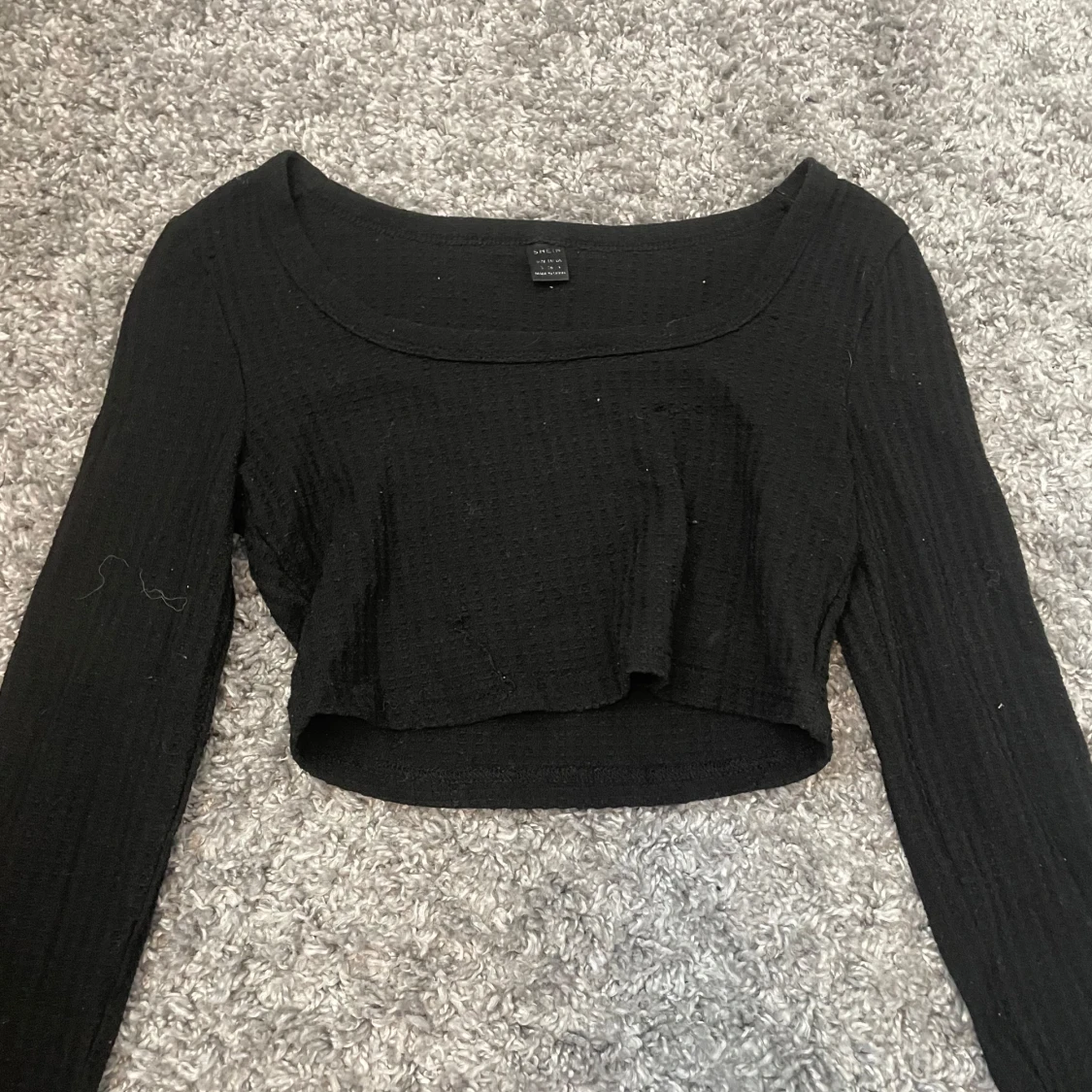Svart croppad långärmad topp SHEIN - 2