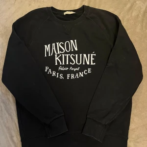 Maison Kitsune sweatshirt  - Väldigt snygg tröja | Storleken är L | Tröjan är i befintligt skick. Väldigt sliten vid texten.  Nypris är 1800kr och mitt pris är 499. Priset är ej hugget i sten 