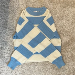 Randig blå och vit tröja Gina Tricot - Superfin stickad tröja från Gina Tricot i breda blå och vita ränder. Perfekt för dig som gillar en fin och trendig look med lite sjömansvibbar. Aldrig använd💗