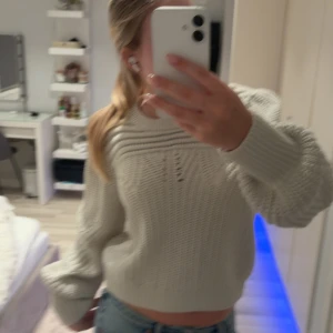 Stickad unik tröja med hål - Super snygg! Älskar med passar inte så bra längre och passar inte mig tycker jag! Super fin annars vintage så ish 320 men 260 vid snabb affär