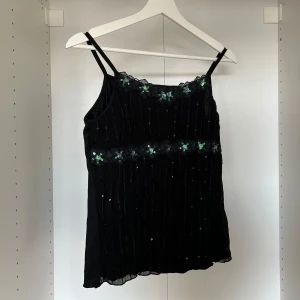 Söt topp med paljetter i fram - Svart linne med paljett-detaljer i fram
