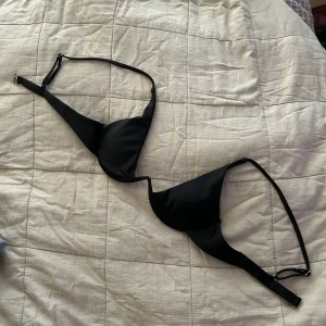 Bikinitopp Xs - Bikinitopp för mindre byst. Passar nog en Xs-S tjeja . Använd en gång för länge sen