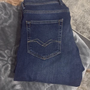 Replay jeans blå  - Säljer ett par Replay jeans i väldigt bra skick, säljer pågrund av att det inte passar mig. Inga defekter eller synliga smuts märken. Priset kan diskuteras 