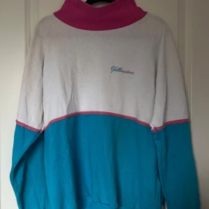 Retro sweatshirt  - En riktig retro Sweatshirt i härliga färger från Prairie Mountain! På trycket står det ”Yellowstone” 🩵🩷🤍   Hittar inte någon storlek men skulle säga att det är M