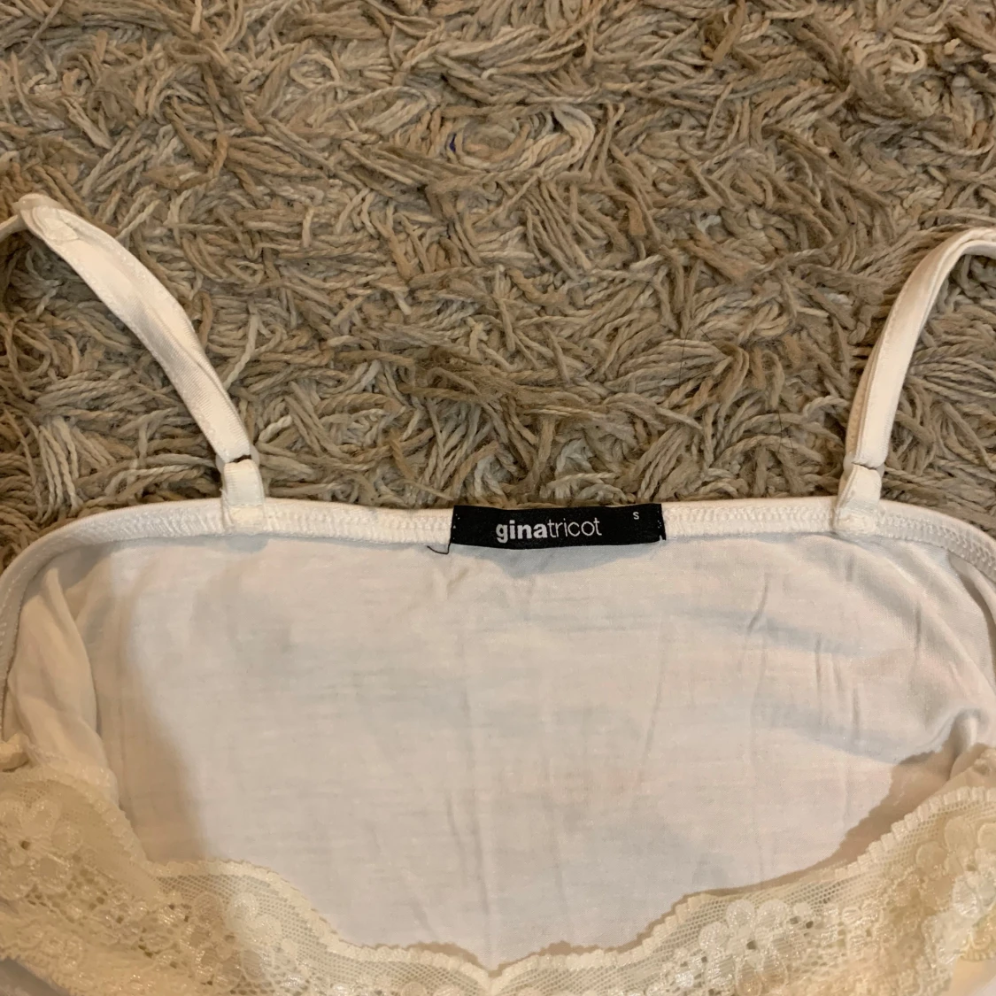 Vit spetsklänning med volangkant - 4