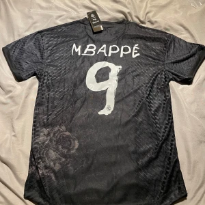 Real Madrid Y3 - Mbappé #9 - Real Madrid tröja med Y3 loggan på bröstet. Mbappé #9 på ryggen. Storlek M