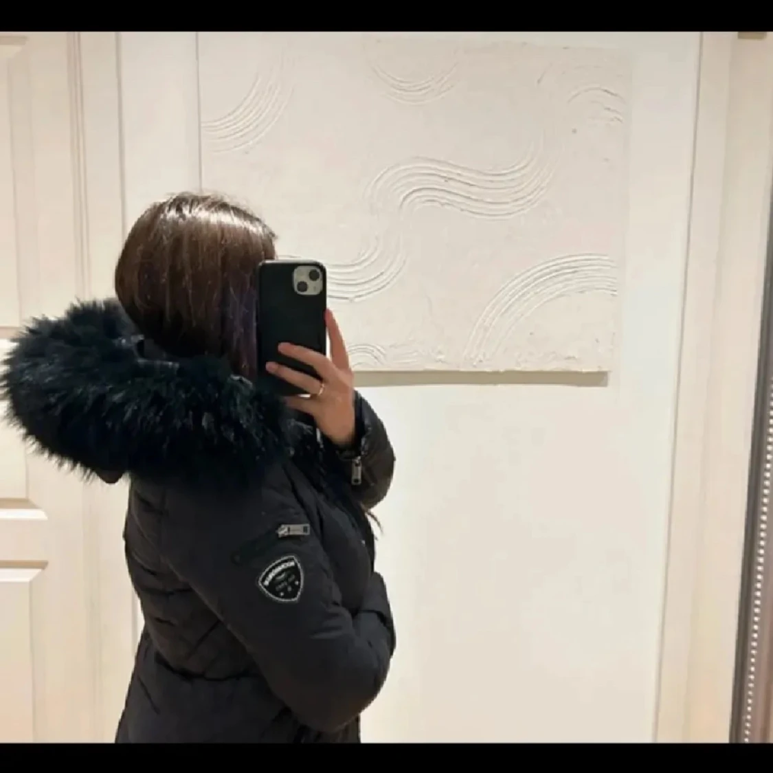 Svart lång pufferjacka med pälsluva