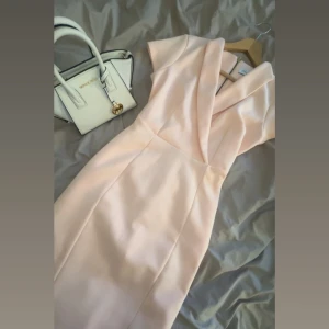 Ljusrosa klänning  - Lång rosa klänning som ser helt ny ut. Fin att ha till högtider. Skriv för fler bilder 