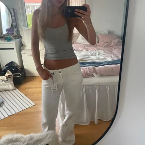 Jeans  - Slutsålda raka jeans från zara, tänkte kolla om någon ville köpa innan jag skickar tillbaka dom. Har även ett par i storlek 36, den storleken jag har på mig på bilderna💛💕