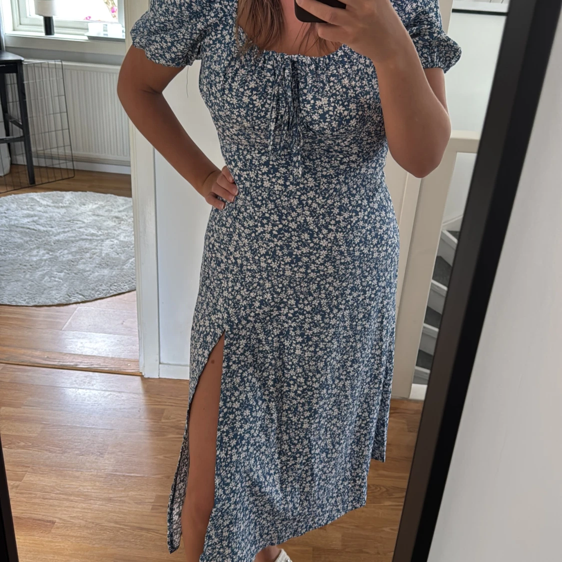 Blommig blå långklänning med slits - 3