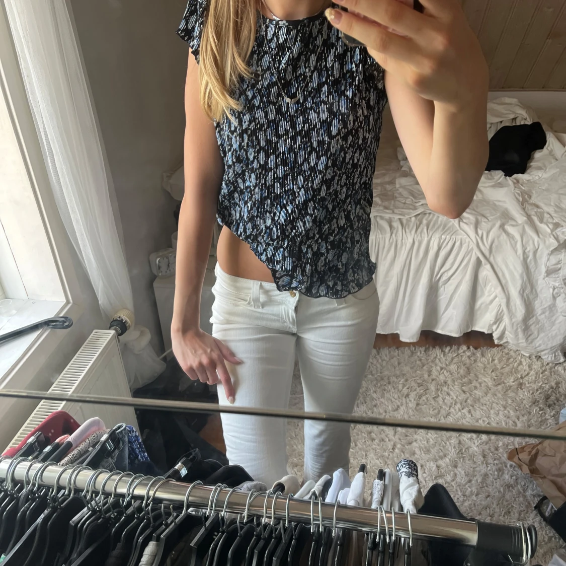 Blommig smockad topp med volangärm - 2