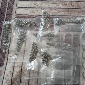 Flera silverfärgade kedjehalsband - Säljer ett gäng stilrena halsband i silverfärgad metall. Kedjorna har klassisk länkkedje-design och är försedda med små ringar för enkel fastsättning av berlocker eller hängen. Perfekta för att skapa egna smycken eller bära som de är.