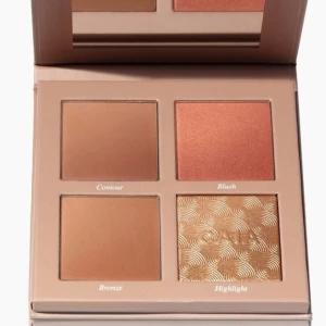 CAIA Classy Summer Face Palette - !Intressekoll! Snygg ansiktspalett från CAIA med fyra puder: bronzer i varm brun nyans, rouge i persikorosa, highlighter i guldig ton och contour i neutral brun. Kommer i stilren beige förpackning med spegel, perfekt att ta med. Paletten är för ljus till medium hudton.