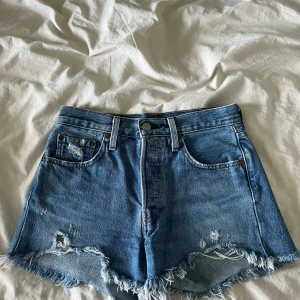 Levis jeansshorts  - Säljer dessa super snygga shorts då dom tyvärr inte passar, är lite högre i midjan och har slitningar längst ner. Använda fåtall gånger. Model 501