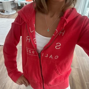 Hollister zip - En zip från Hollister i storlek XS. Tröjan är i bra skick, men använd och av lite tunnare material . Se liknande zip i min profil! Jag skickar inom 24h. E37