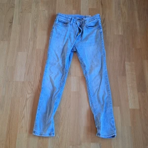 Ljusblå klassiska jeans från H&M - Säljer ett par ljusblå jeans från H&M i storlek 158. Jeansen har justerbar midja, klassisk femficksdesign och dragkedja med knapp. Materialet är mjukt och stretchigt med bomull, polyester och lite elastan för extra komfort. Pris kan såklart diskuteras!