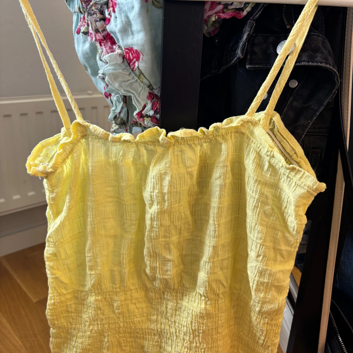 Gul smockad linnetopp med tunna band - 3