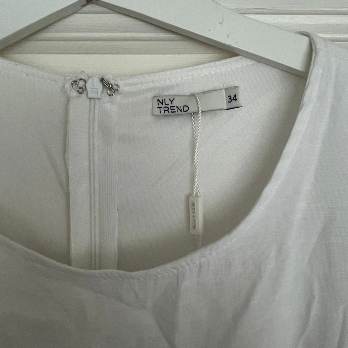 Vit omlottklänning från NLY Trend - 2
