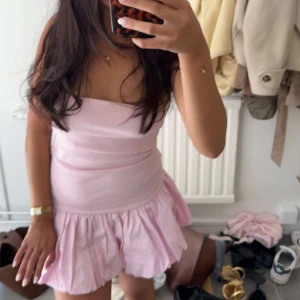 Ljusrosa kort klänning med volang - Supersöt ljusrosa kort klänning  i storlek S slutsåld överallt!!!. Säljer den för 200kr💕💕
