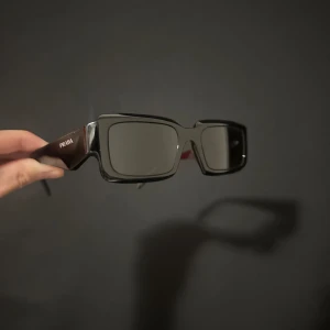 Svarta rektangulära solglasögon Prada - Kvitto finns