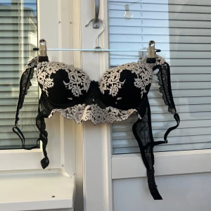 Intimissimi Pretty Flowers BH - Säljer denna vackra BH med elegant spetsdetalj i svart och beige. Använd endast en gång – i nyskick! Vadderade kupor med bygel som ger bra stöd och form. Justerbara axelband och hakknäppning i ryggen för bästa passform.