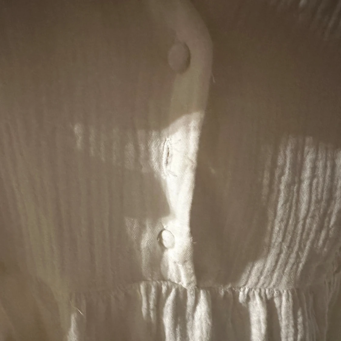 Vit volangblus med knappar - 2