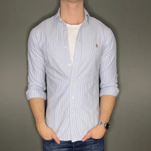 Ralph lauren skjorta - Hej säljer nu min fina Ralph lauren skjorta i storlek S. Den är i nyskick och kommer vara otroligt snygg på sommaren. Nypris cirka 1600kr! Vi kommer att sälja liknande produkter nu i sommar så glöm inte följa profilen!🌊🍾
